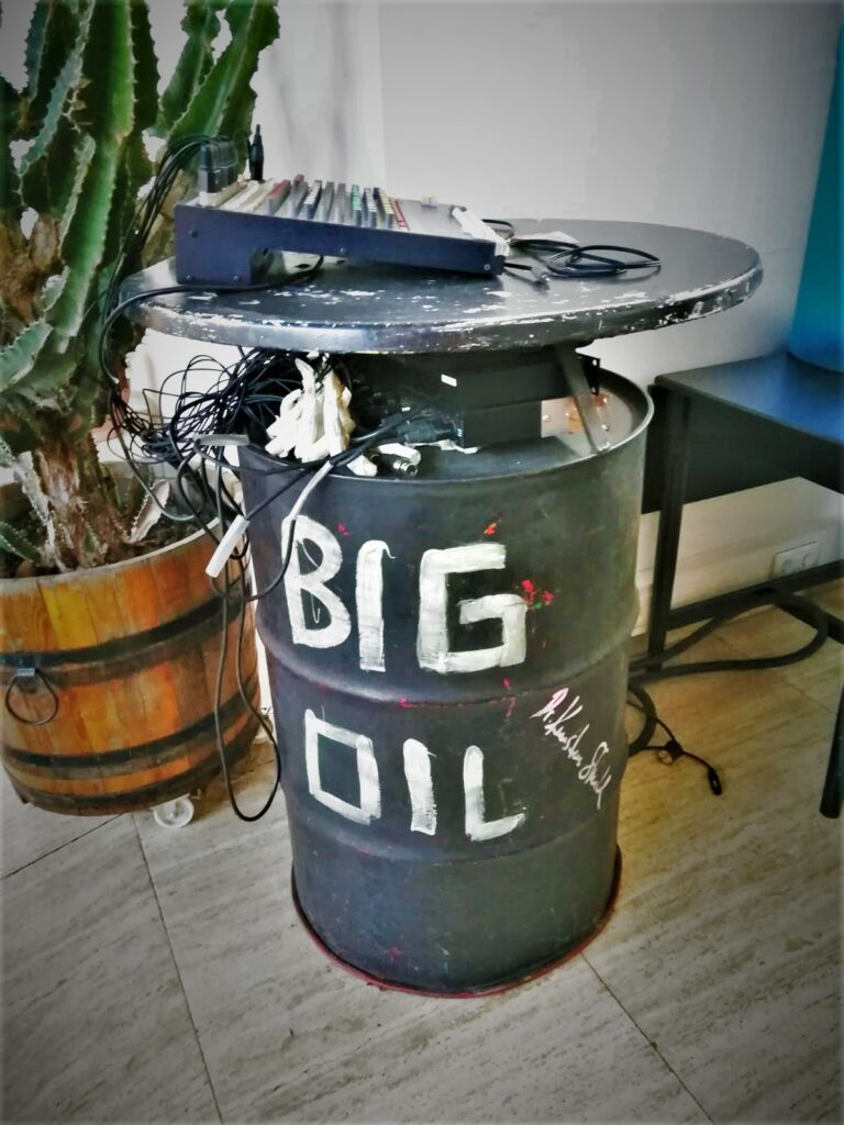 „Big Oil“ DJ – Tresen